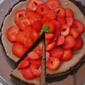 Keto ciasto z musem czekoladowym i truskawkami (Paleo, LowCarb, Vegan)
