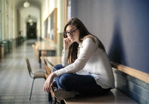 „Byliśmy razem od liceum – a teraz zdradził mnie z koleżanką z uczelni” – pisze Marta [LIST]