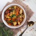Jednogarnkowe danie z chorizo i ciecierzycą