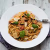 Spaghetti z pomidorami i cukinią