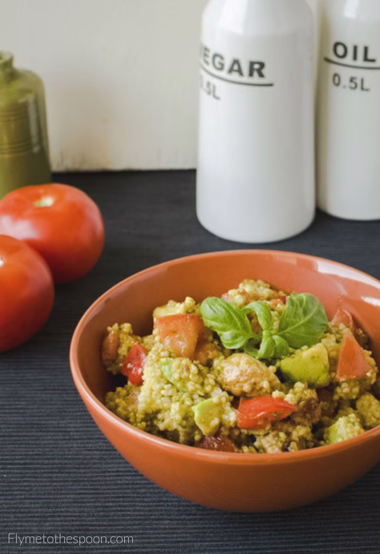 Kasza jaglana z pesto, awokado i indykiem