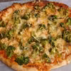 Pizza z kurczakiem i brokułem