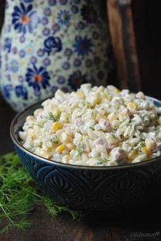 Sałatka z makaronem ryżowym, szynką, kukurydzą i ogórkami konserwowymi