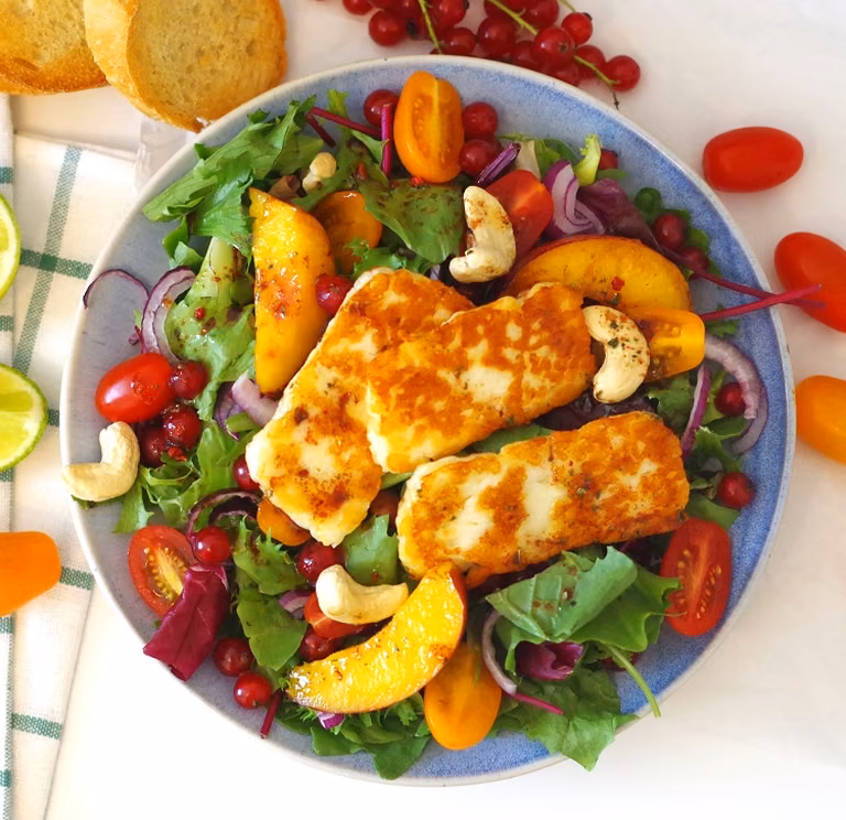 Sałatka z halloumi i porzeczkami
