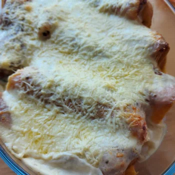 Zapiekane bezglutenowe naleśniki ze szpinakiem i cukinią.