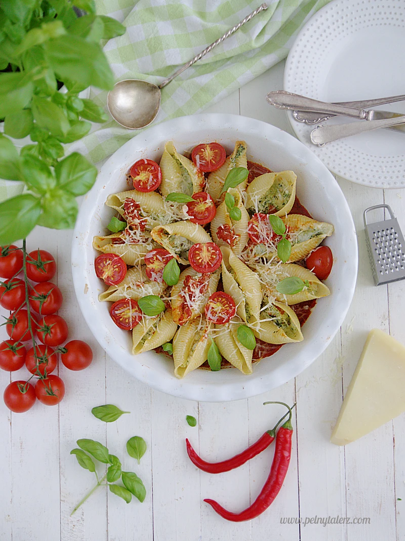 Muszle makaronowe z serami i pesto zapiekane na pomidorach. Pyszne!