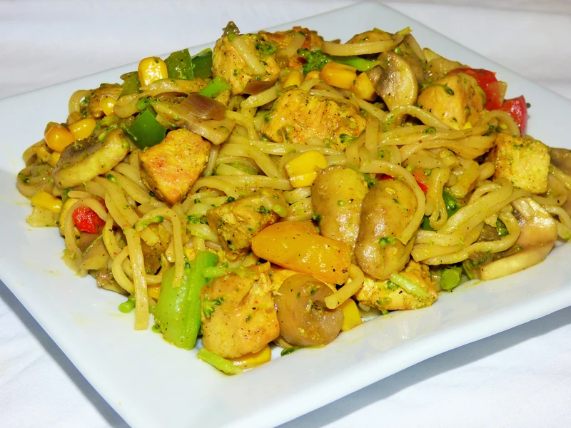 Noodles z kurczakiem, pieczarkami i warzywami