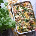 MAKARONOWA ZAPIEKANKA Z TUŃCZYKIEM, OGÓRKIEM KISZONYM, CUKINIĄ I KUKURYDZĄ