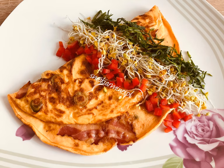 Omlet twarogowy z boczkiem i oliwkami