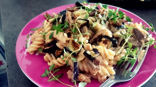 lekki makaron fusilli (świderki) z ricotta, bakłażanem i indykiem
