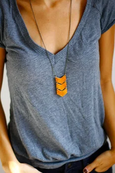 Szara koszulka + biżuteria