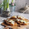 Tosty z karmelizowaną cebulą, dżemem i brie