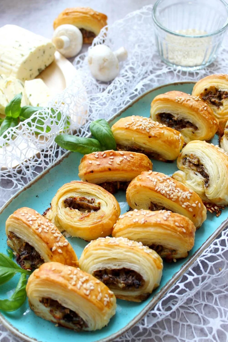 Szybkie roladki z pieczarkami i serem – imprezowa przekąska | Słodkie okruszki