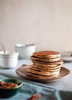 pancakes z masłem orzechowym