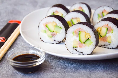 Najlepsze domowe Sushi Futomaki z łososiem i cukinią