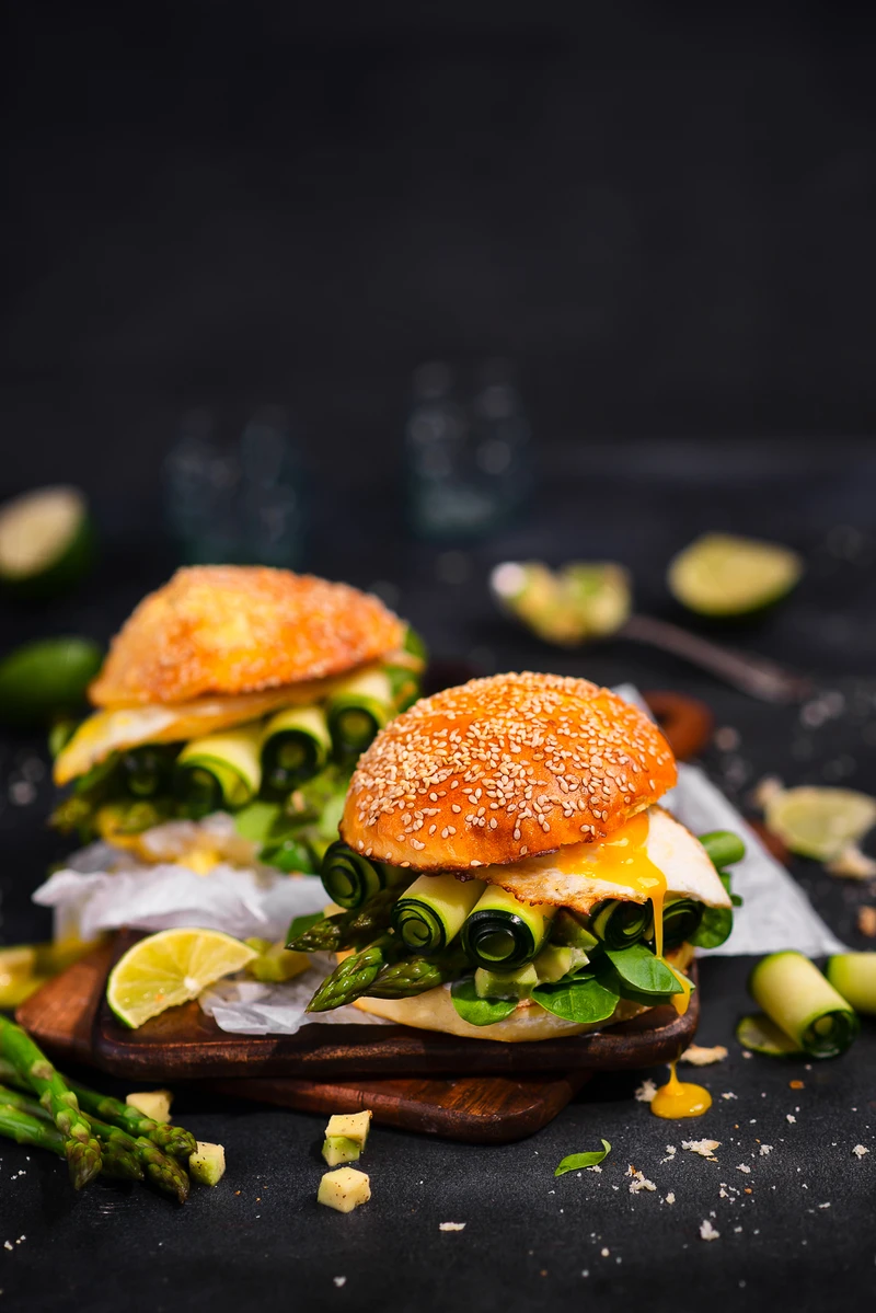 Wegetariańskie zielone burgery ze szparagami, cukinią, awokado i jajkiem