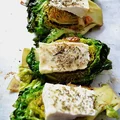SMAŻONA SAŁATA Z CEBULĄ I SEREM CAMEMBERT