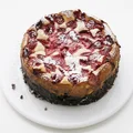 Pieczony sernik z truskawkami i malinami na spodzie Oreo
