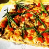 Domowa pizza z grzybami leśnymi i mięsem