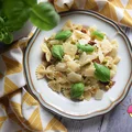 MAKARON Z SUSZONYMI POMIDORAMI I ZIELONYM GROSZKIEM