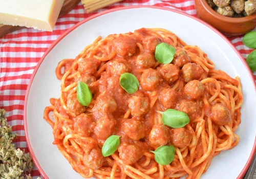 Spaghetti z klopsikami w sosie pomidorowym po abruzyjsku