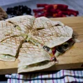 QUESADILLAS Z KURCZAKIEM, WARZYWAMI I TRZEMA SERAMI
