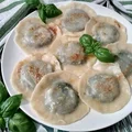 Pierogi ze szpinakiem i serem żółtym