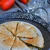 Quesadilla z mięsem, papryką, szpinakiem i mozzarellą