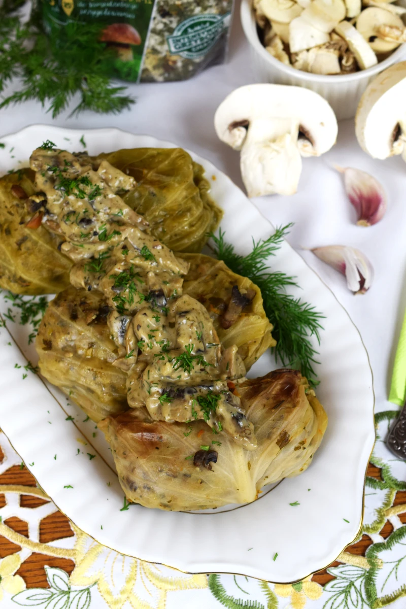 Gołąbki z grzybowym risotto i sosem pieczarkowym