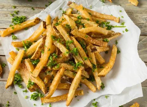 Frytki bez oleju, ale nie bez smaku! Ten składnik sprawia, że smakują jak z budki