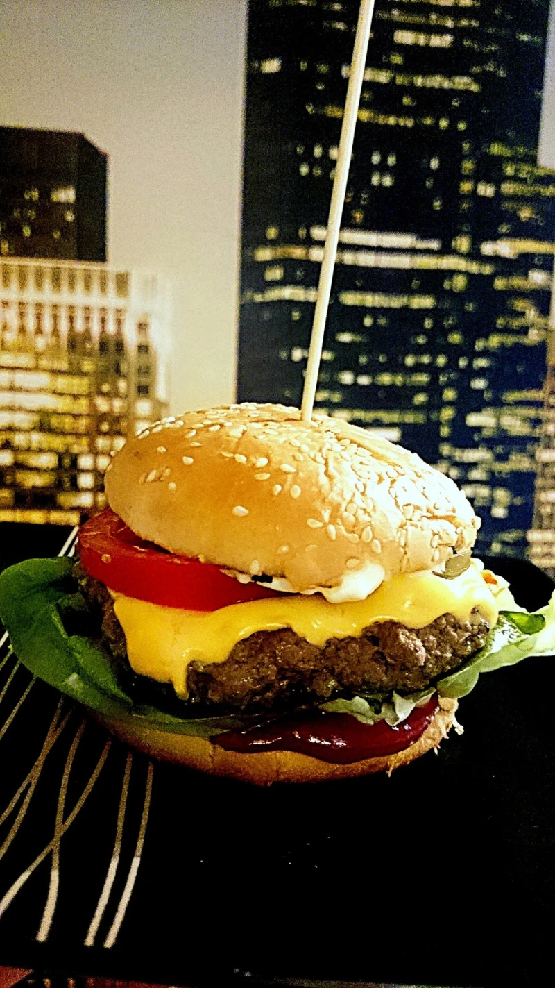 Domowy burger z konfiturą cebulową. Najlepszy!