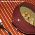 Kremowa zupa serowo - cebulowa z chilli i grzankami