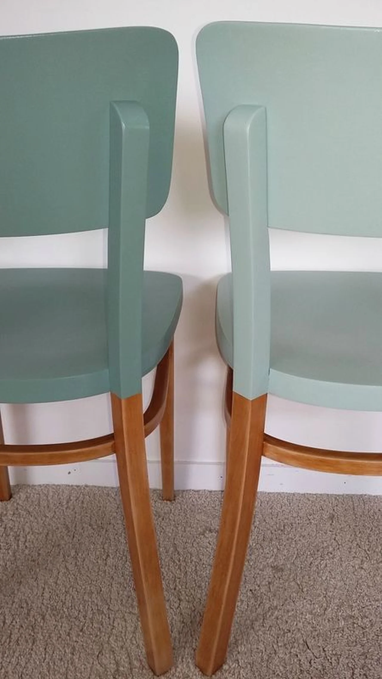 Kreatywnie pomalowane krzesła