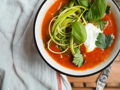 Przepyszny krem pomidorowy z dynią i pesto bazyliowym