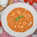 "Risotto alla pizzaiola" z sosem pomidorowym i serem mozzarella