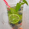Domowy napój izotoniczny limonka-borówki-mięta