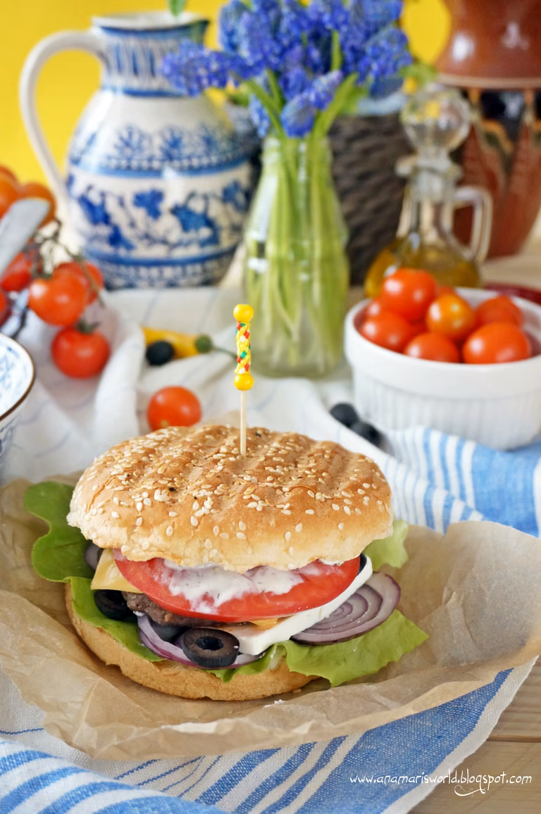Domowe burgery z fetą i oliwkami - Greek Burgers