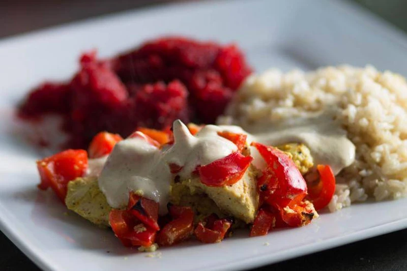 Kurczak curry z papryką i sosem musztardowym