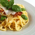 Bardzo klasyczna carbonara ale z kilkoma listkami bazylii