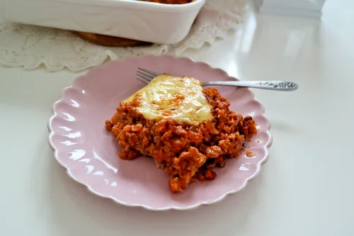 Zapiekanka ryżowa z mielonym mięsem i wędzonym serem