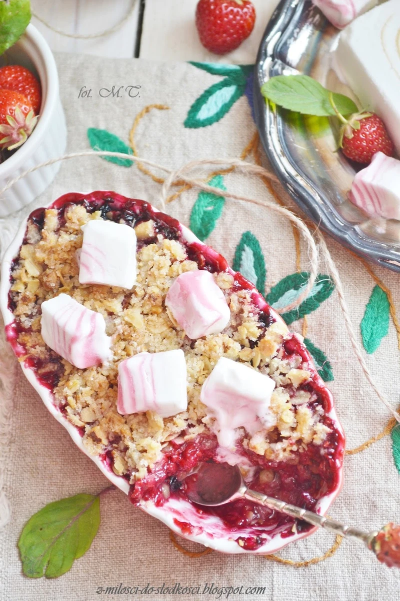 Crumble z owocami z dodatkiem lodów