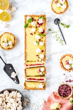 Mazurek z lemon curdem i musem malinowym z bezami