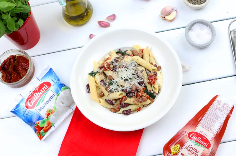 Penne z suszonymi pomidorami i mozzarella