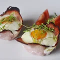 Pieczone jajka na szynce - idealny pomysł na śniadanie