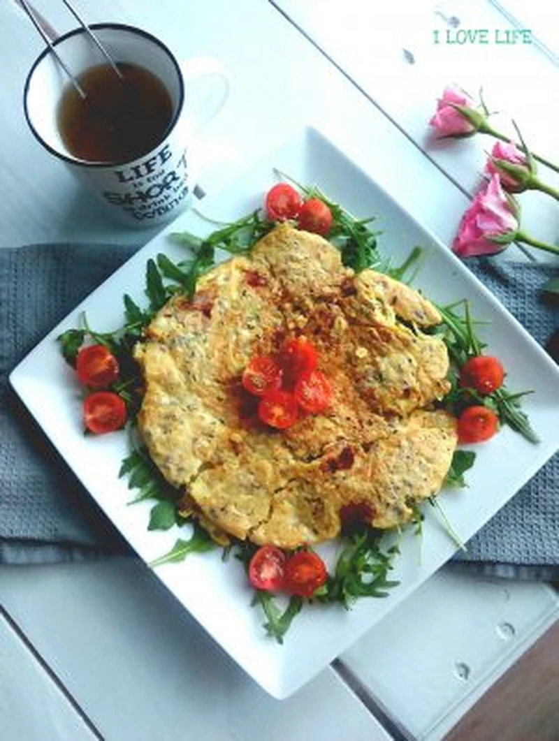 Omlet z pomidorkami i rukolą