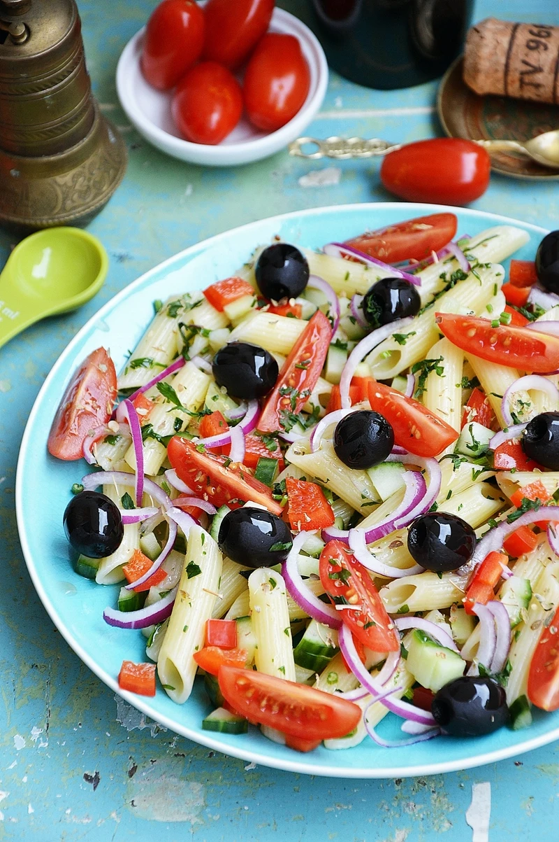Sałatka makaronowa z oliwkami, pomidorkami koktajlowymi i papryką