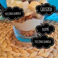 BUDYŃ ŚMIETANKOWY PRZEKŁADANY GRUSZKAMI I DOMOWĄ GRANOLĄ