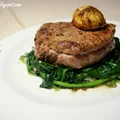 Filet mignon podany ze szpinakiem