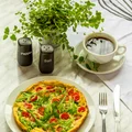Frittata z pomidorkami koktajlowymi i rukolą