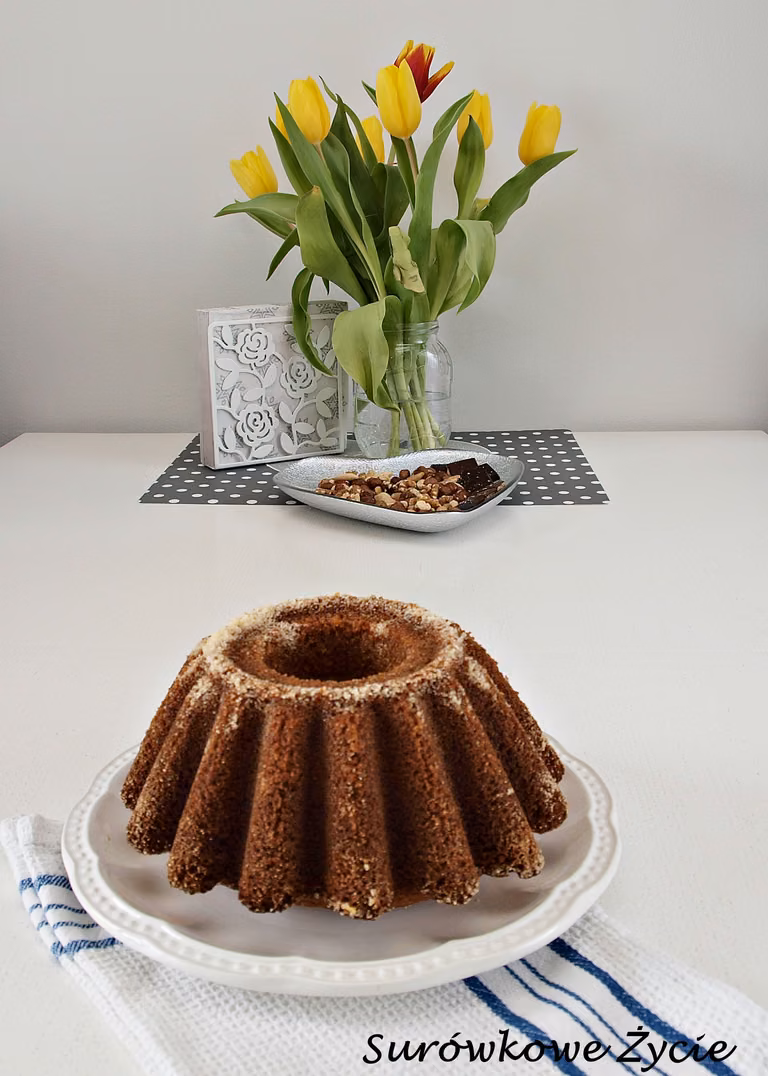 Wilgotna babka z dodatkiem mąki razowej i miodu. Pyszna.